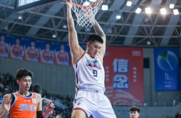 CBA最新消息！曾繁日转会失败，泰勒加盟南京，李亚轩离开辽宁